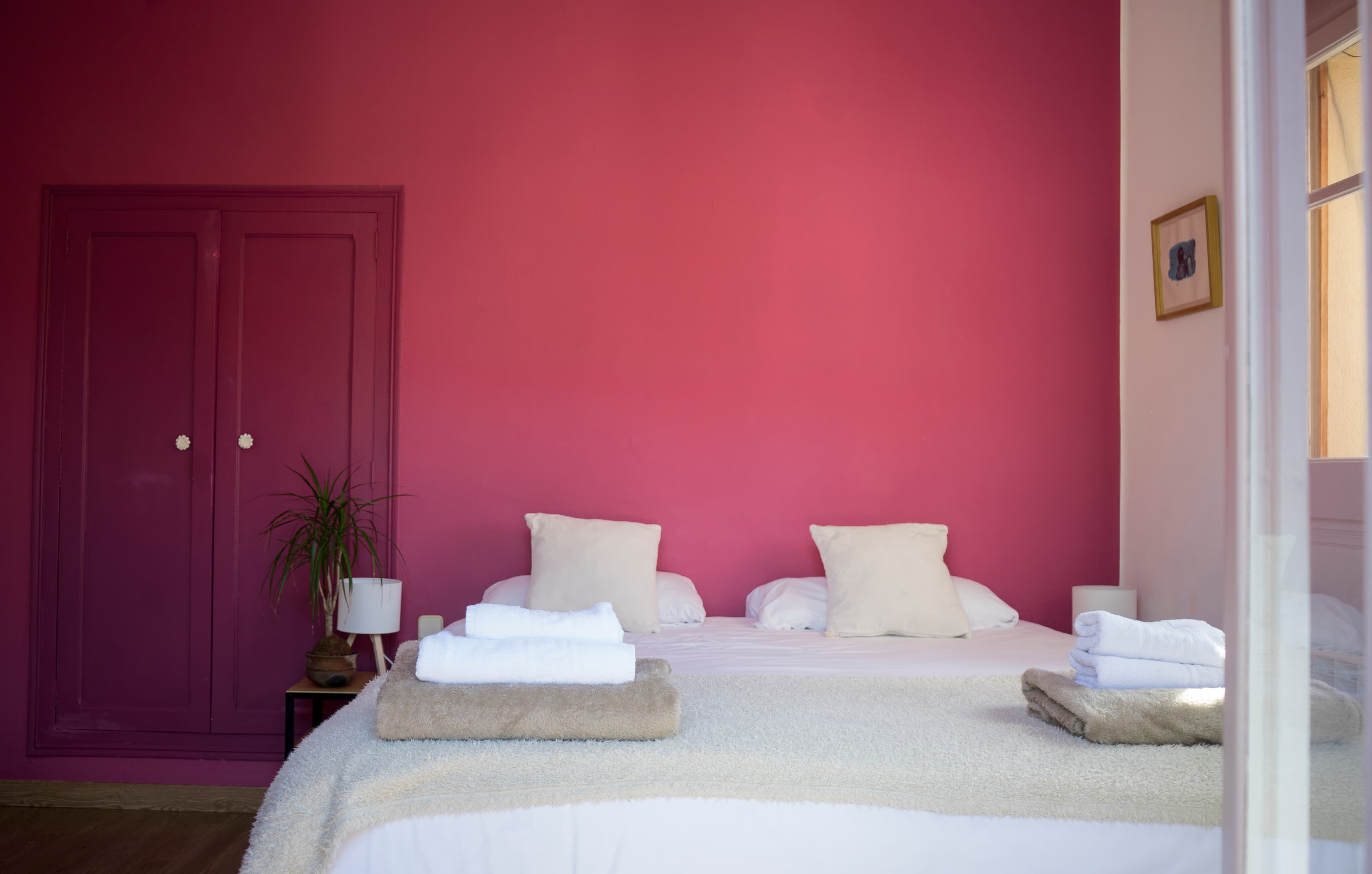 Habitación acogedora con tonos cálidos