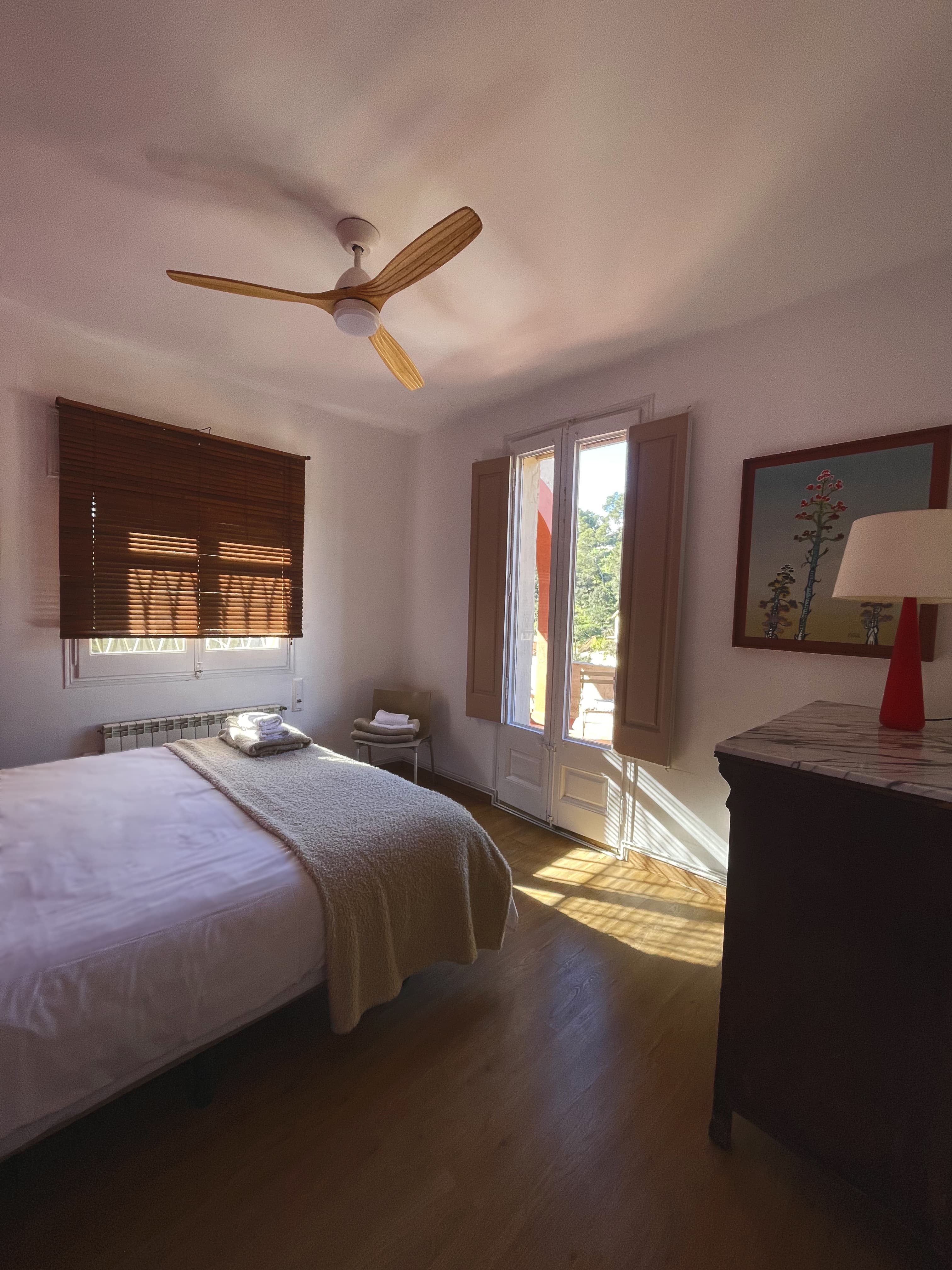 Habitación luminosa con vistas al jardín