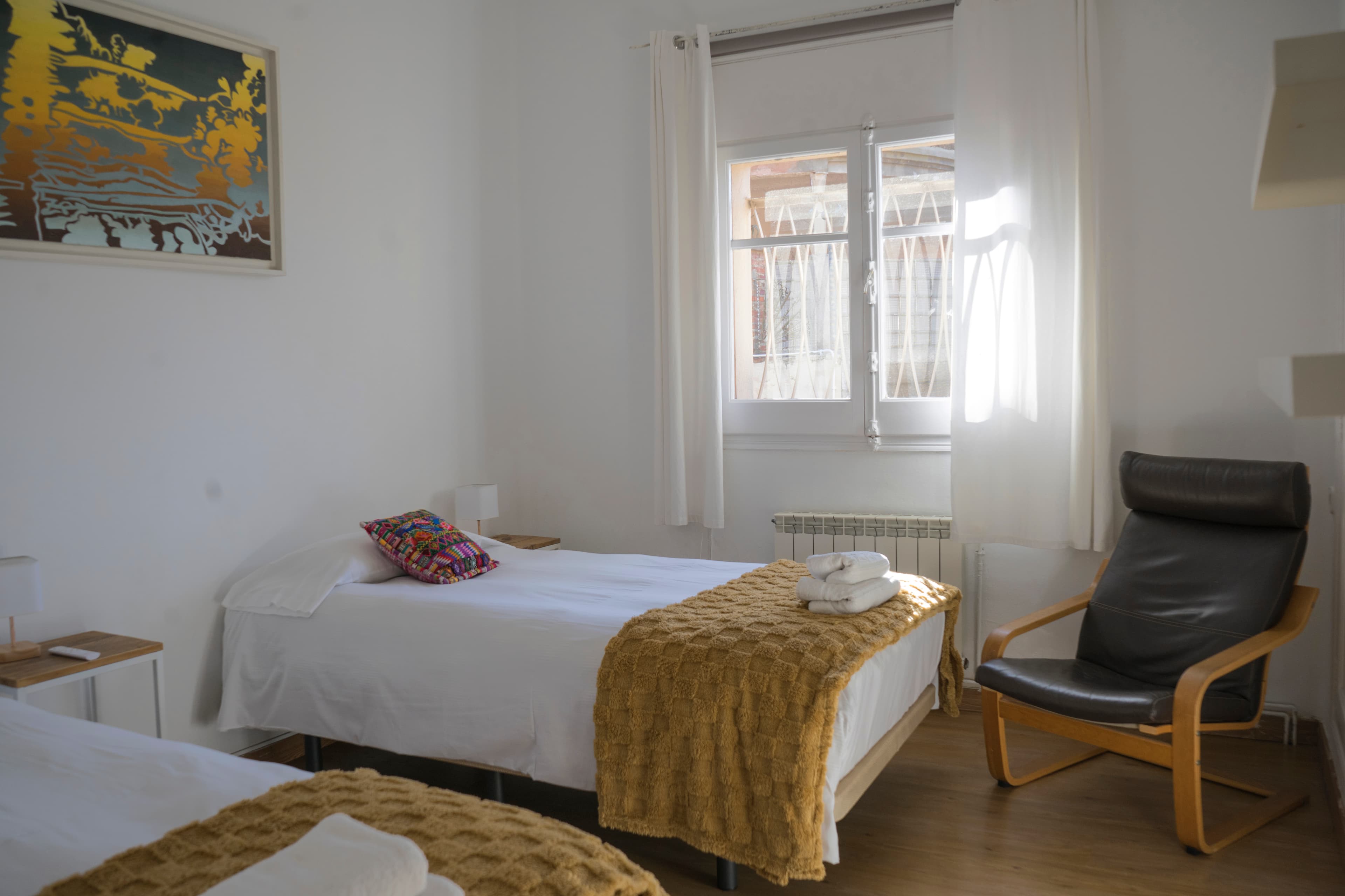 Habitación con dos camas y luz natural